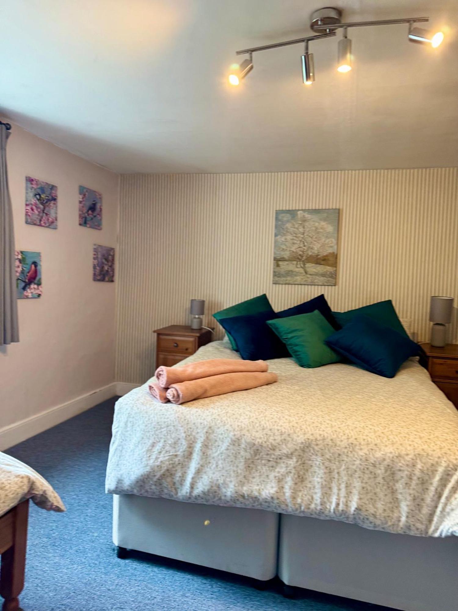 Beautiful Townhouse Next To Royal Victoria Park And Botanical Gardens Within Easy Walking Distance To Bath City Centre Esterno foto